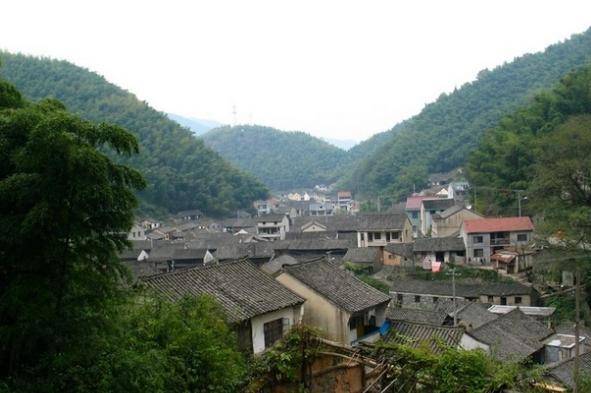 依山而建，溪村相融！浙江这一古村落，由三大部分组成，景色超美
