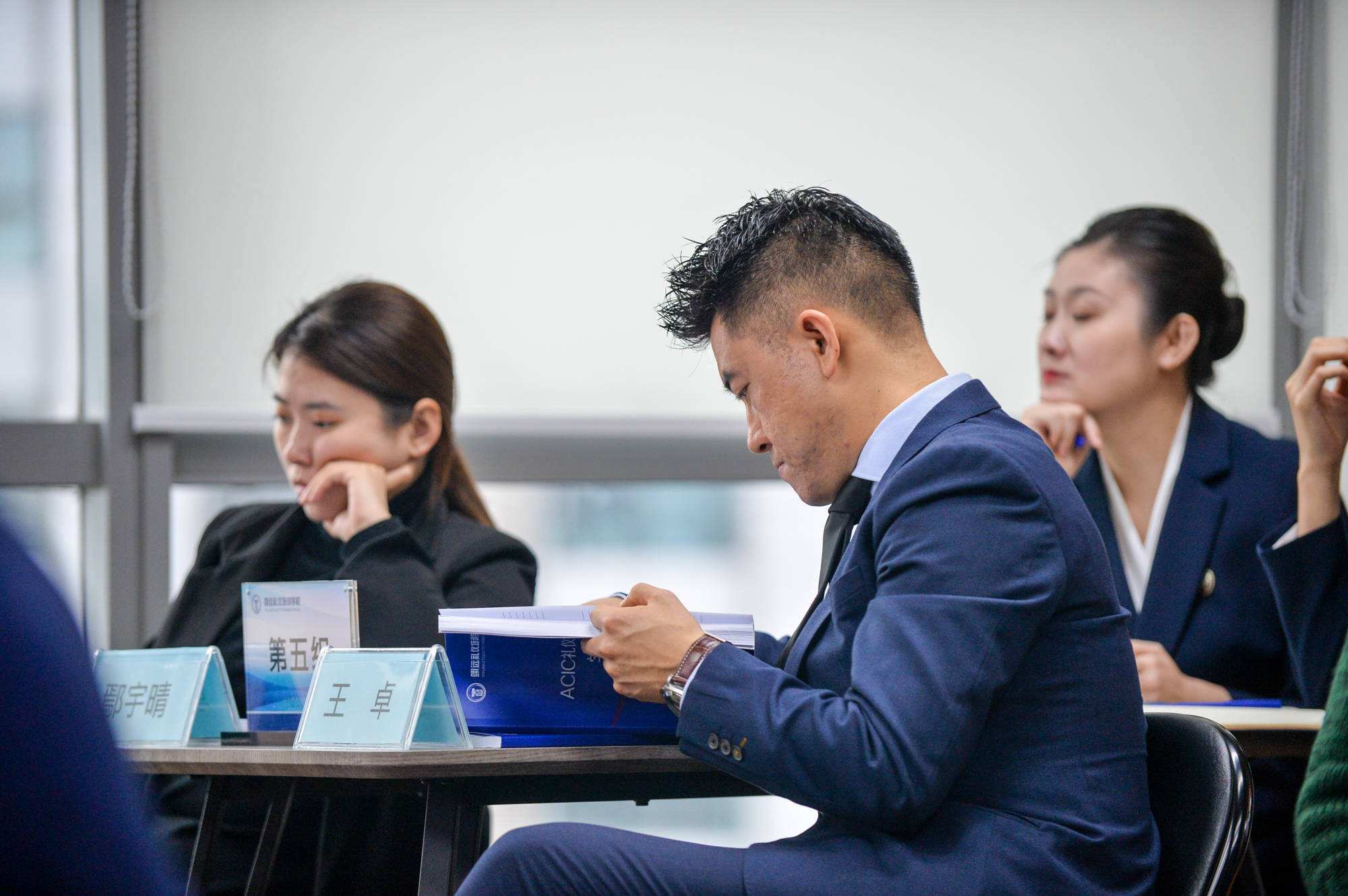 在进行面试的时候,有的考生会因为对考官产生畏惧而造成自己紧张,就和