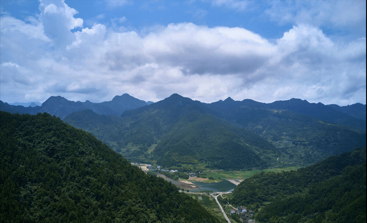 仙居,位于浙江东南部,在台州市的西部,地形上属浙南山区,地貌以丘陵和
