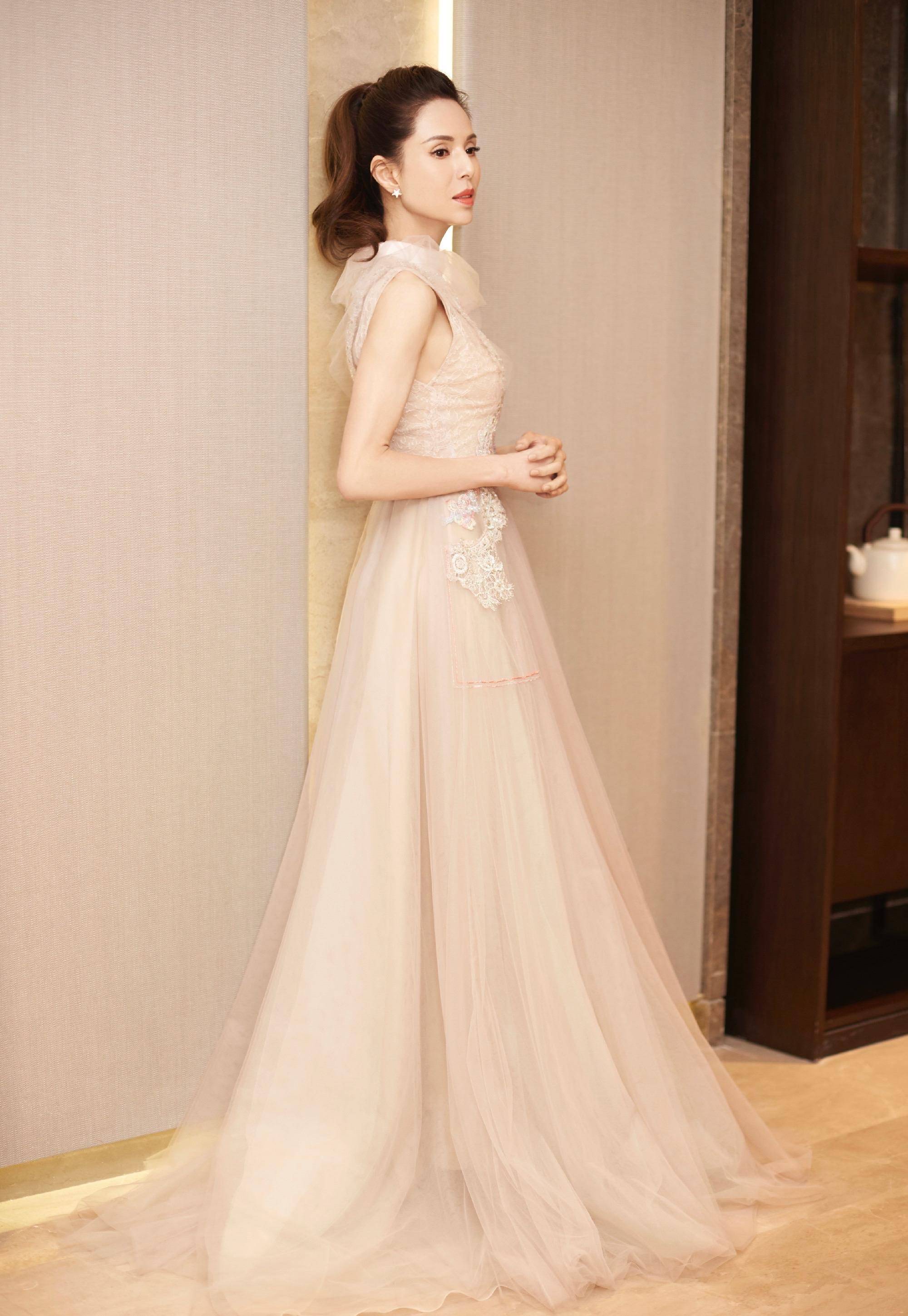 原创47岁太真实李若彤粉色礼服知性优雅时光从不败美人