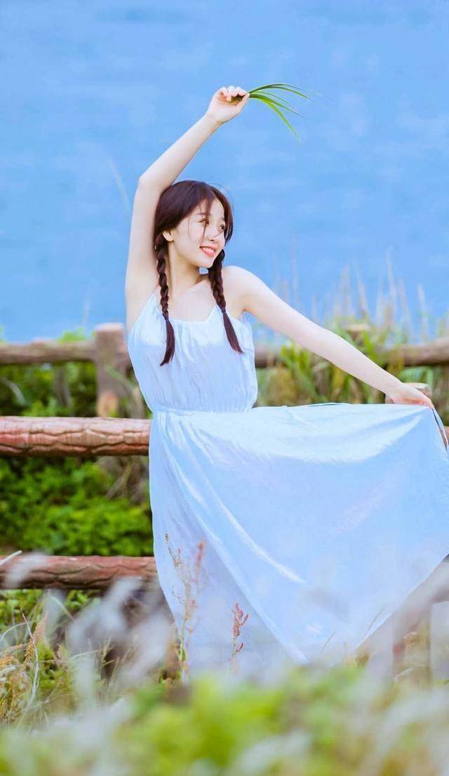 原创虞书欣穿搭变低调一袭法式蓝色波点连衣裙上身化身妩媚小女人