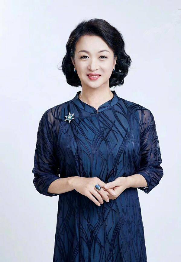 金星终于不戴帽子走机场,穿中袖大衣配阔腿裤,戴头巾像贵妇_时尚_元素