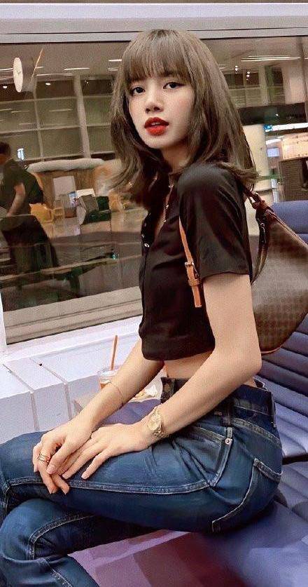 原创lisa真是小腰精白色绑带露腰装slay全场腿上的袖套亮了