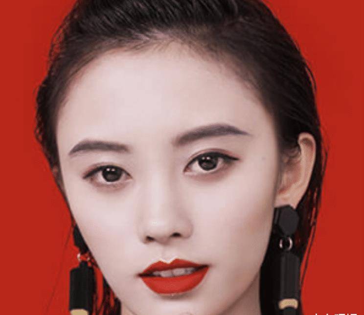 为何鞠婧祎习惯用头发挡脸?见到她全露出额头模样后,全明白了_造型_质