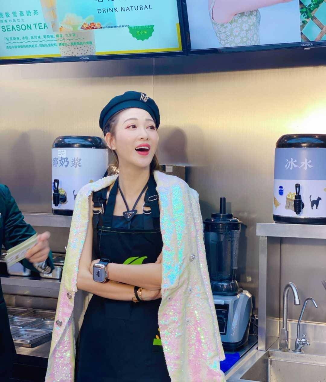 原创李彩桦分手后更年轻背带裙配亮片西装气质减龄剪短发好洋气