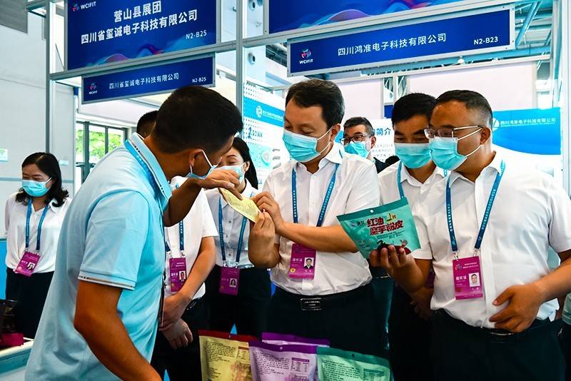 巡展中,敬健一行来到营山展厅,实地察看展厅布置,详细了解参加本届西