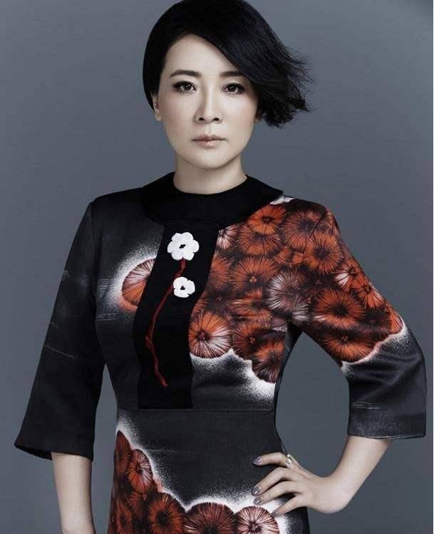 原创52岁陈小艺曲线时尚穿黑色连衣裙凹凸有致一旁徐帆身材差太多