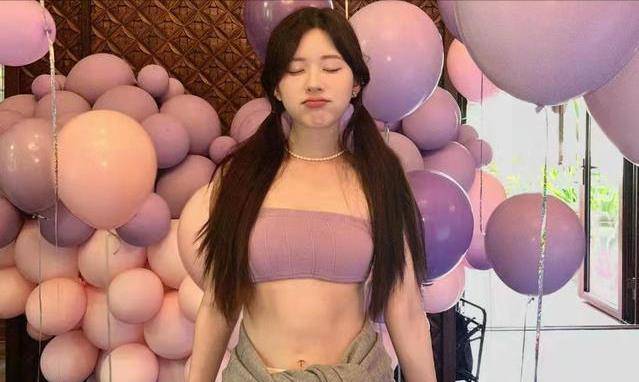 一般人穿泳衣拍照是以成熟为主要风格,但是赵露思并没有走大众路线,她