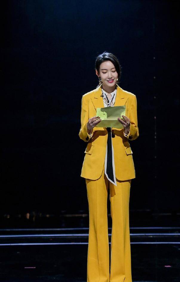 原创高露真不适合穿抹裙一袭拼色抹裙暴露身材前身材后背一个样