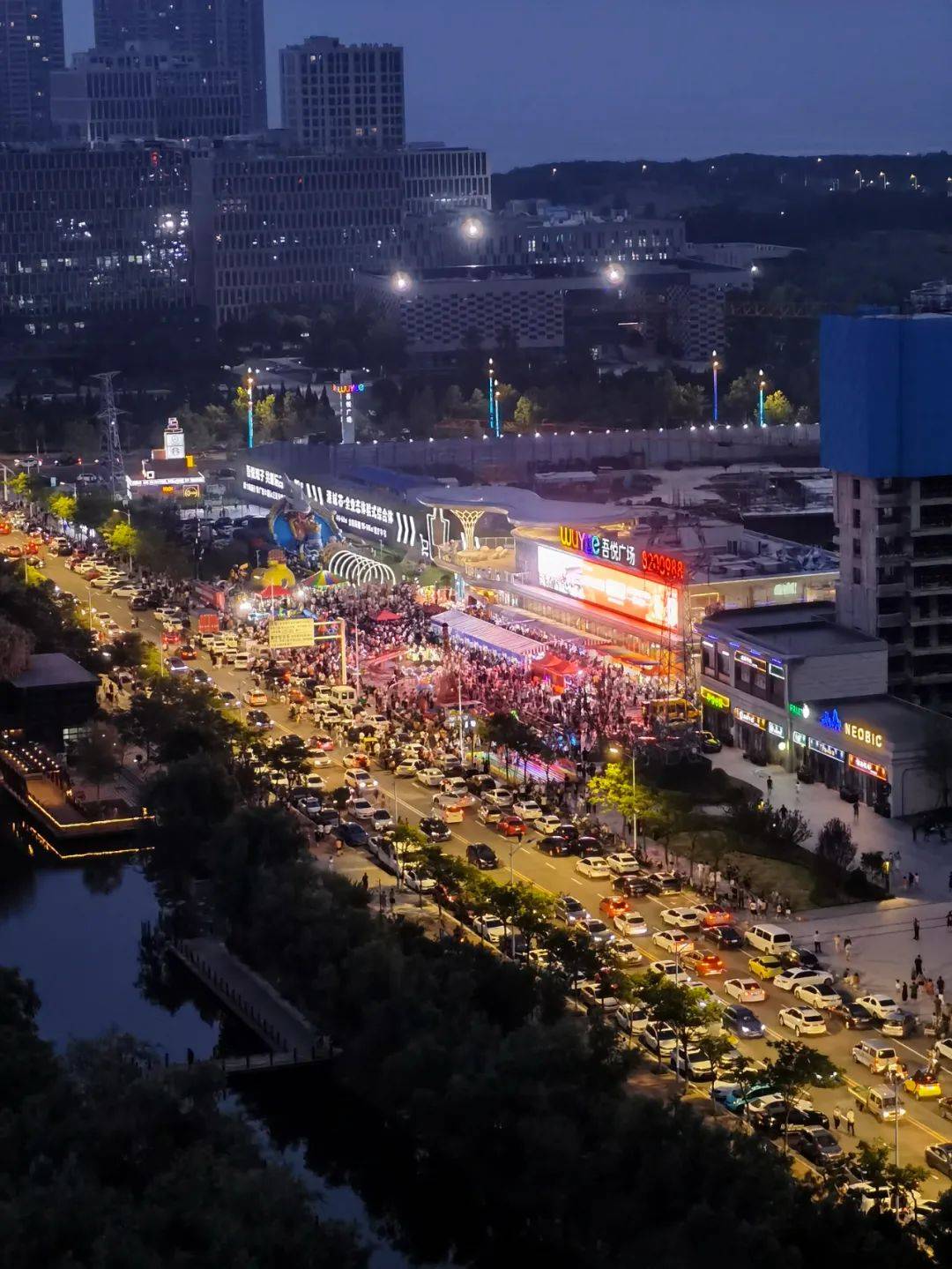 新城控股集团烟台高新区吾悦广场不夜城点亮夜间经济