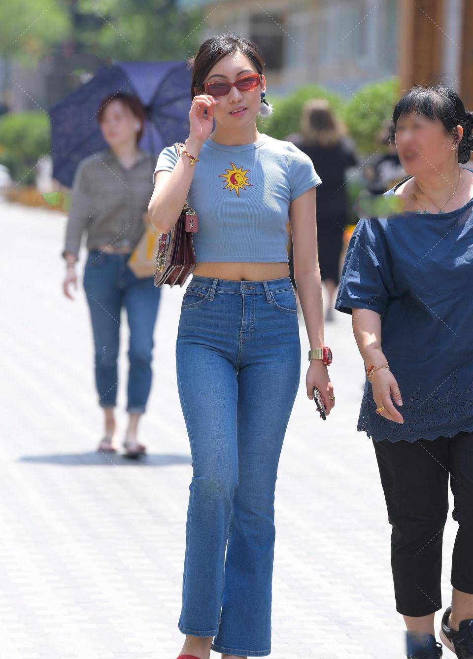 原创美女街拍清新迷人的80后完美展现成时尚女性的气质