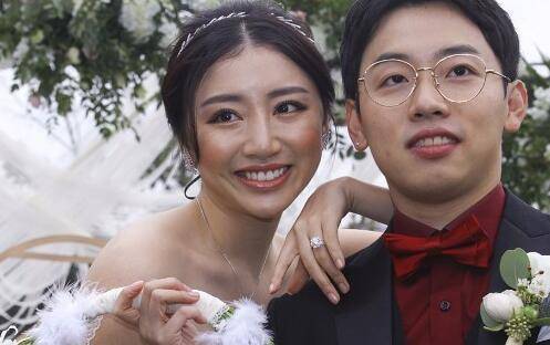结婚14年甜蜜不减,今儿女双全身材傲人_邹凯_周捷_成绩