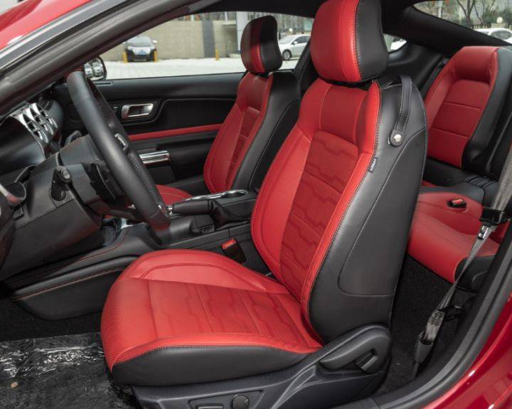 福特mustang春日限定色版内饰造型以及布局未作出明显调整,整个内饰的