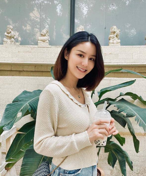 原创张馨月嫁入豪门更有高级范一身黑色装扮气质清爽不像当妈的人