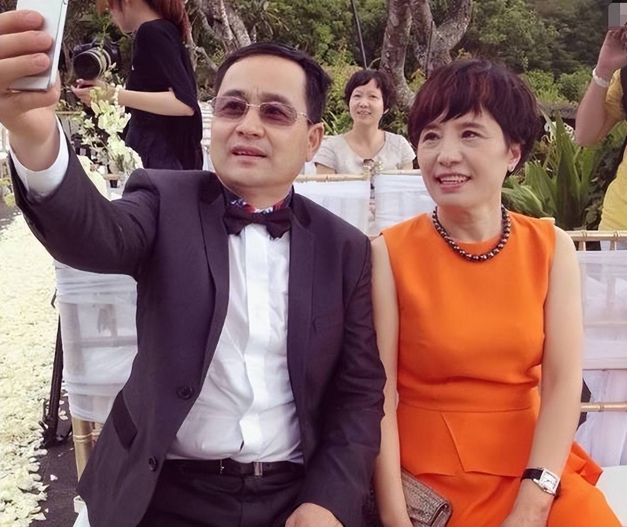 杨幂妈妈真会打扮!