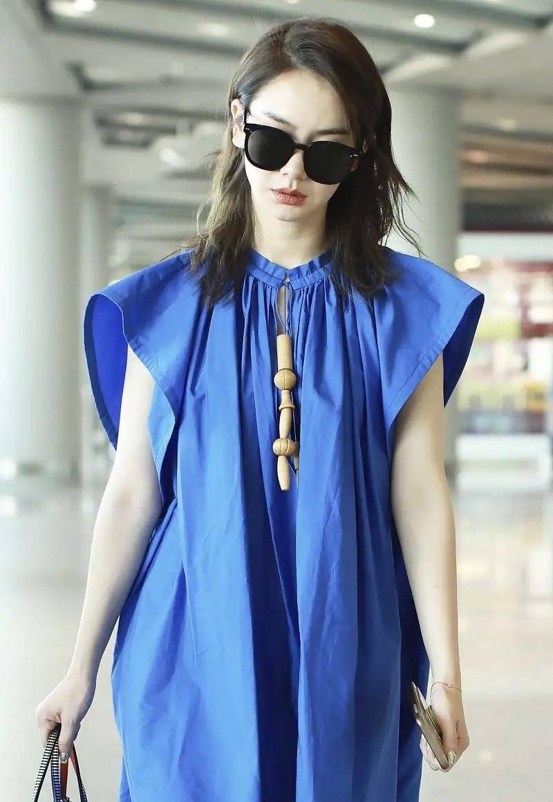 原创戚薇打扮真个性一块蓝色窗帘布也能穿出时尚感气质真挺好