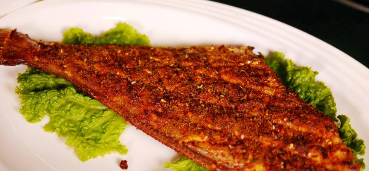 烤马面鱼,现在马面鱼比较贵,这一条马卖鱼个头很大,烤得外焦里嫩,肉质