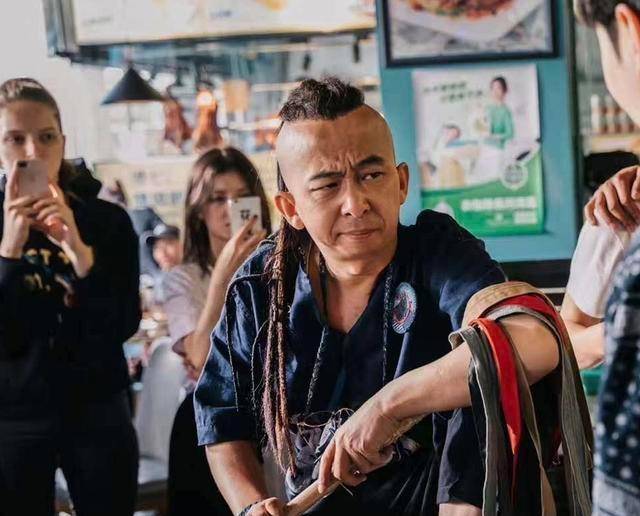 29年来,"丑星"巨兴茂:甘演小丑,39岁_小角色_剧中_牟兴区