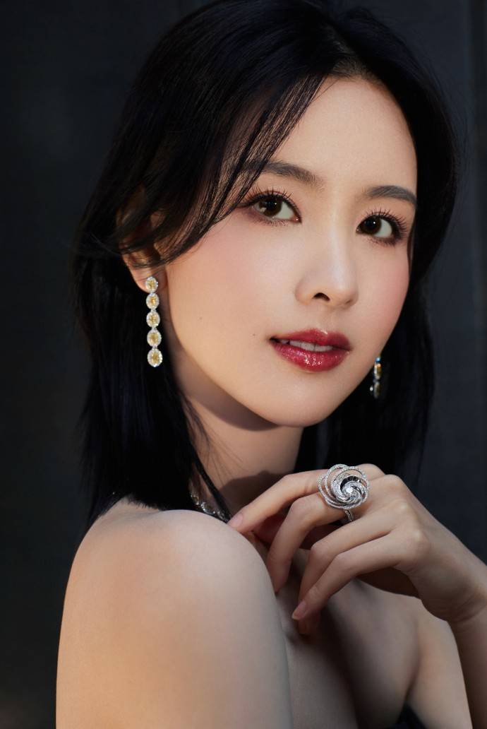 内地影视女演员陈都灵现身第二十八届北京大学生电影节并拍摄一组写真