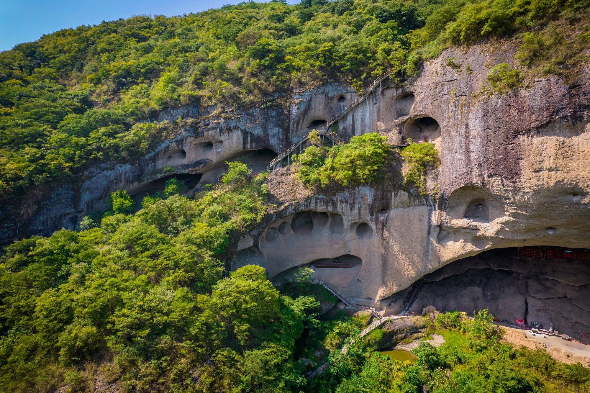 安徽六安大别山国家地质公园,这里的石窟有上亿年的历史,好神奇