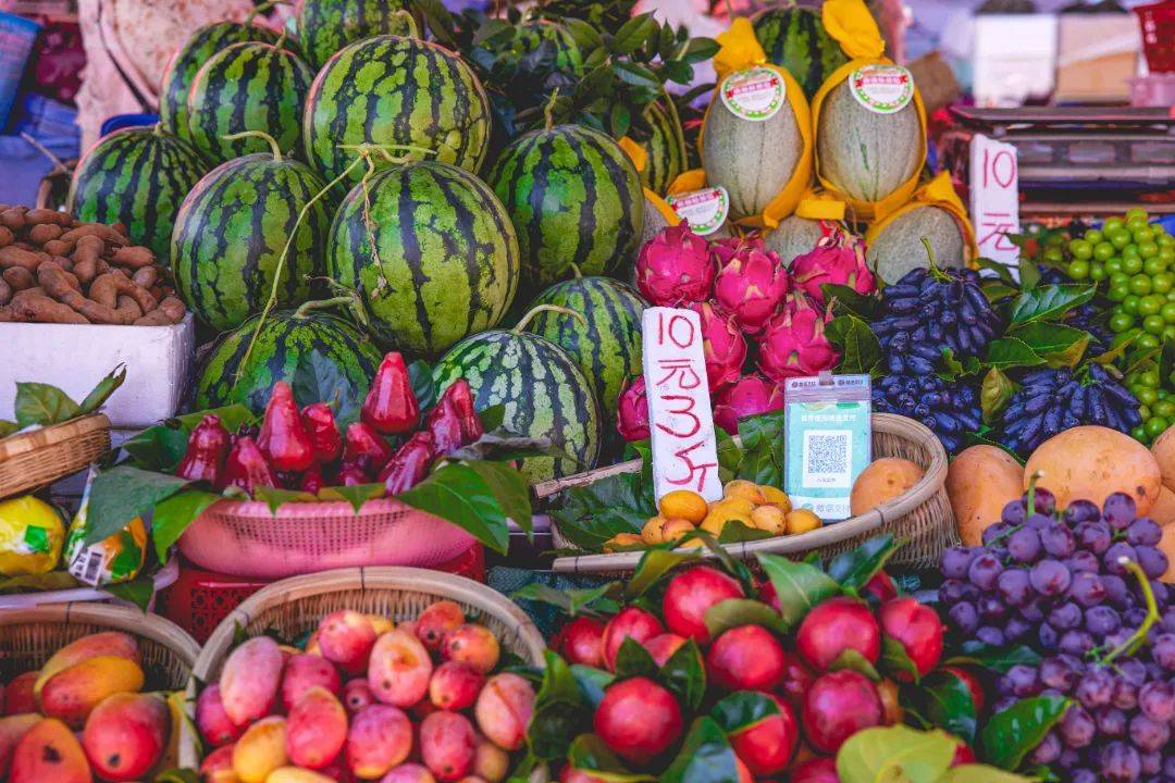 丽江水果上市季去五颜六色的忠义市场实现水果自由