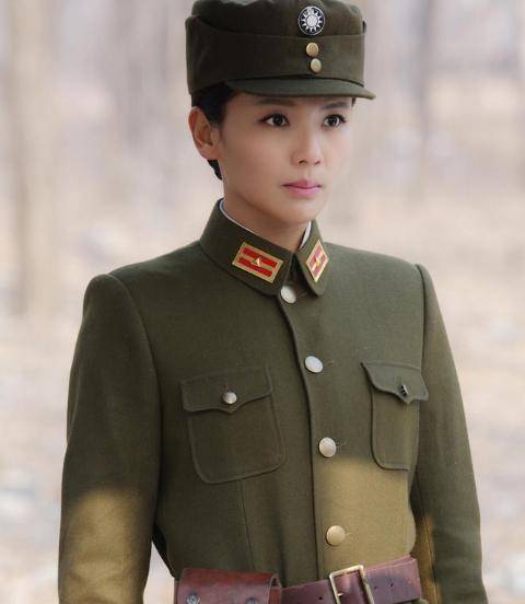 是徐璐,其实她毕业于解放军艺术学院,但从她的外形上看不出她是个军人