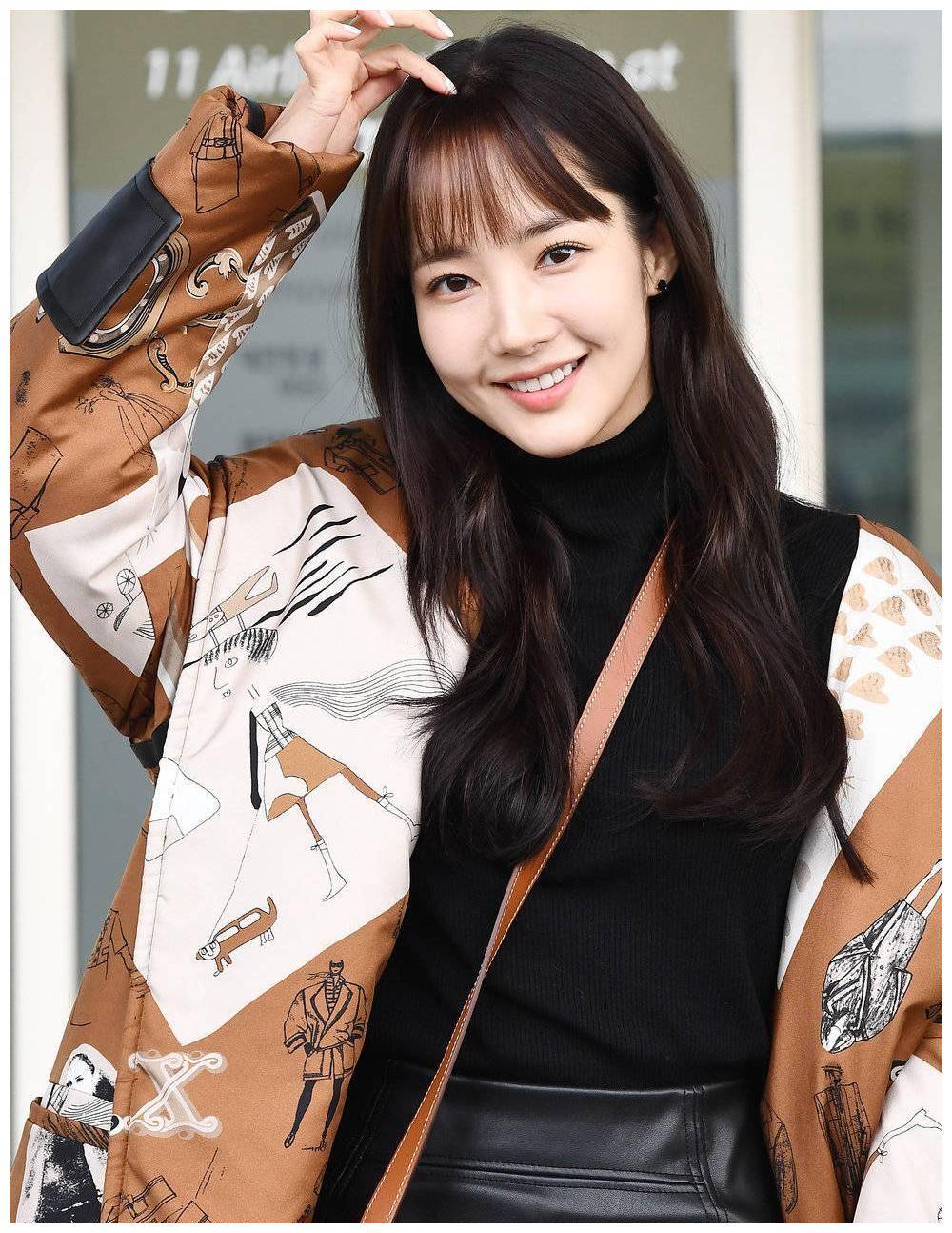 年龄更大一点,你这样谁能知道朴敏英其实33岁了?