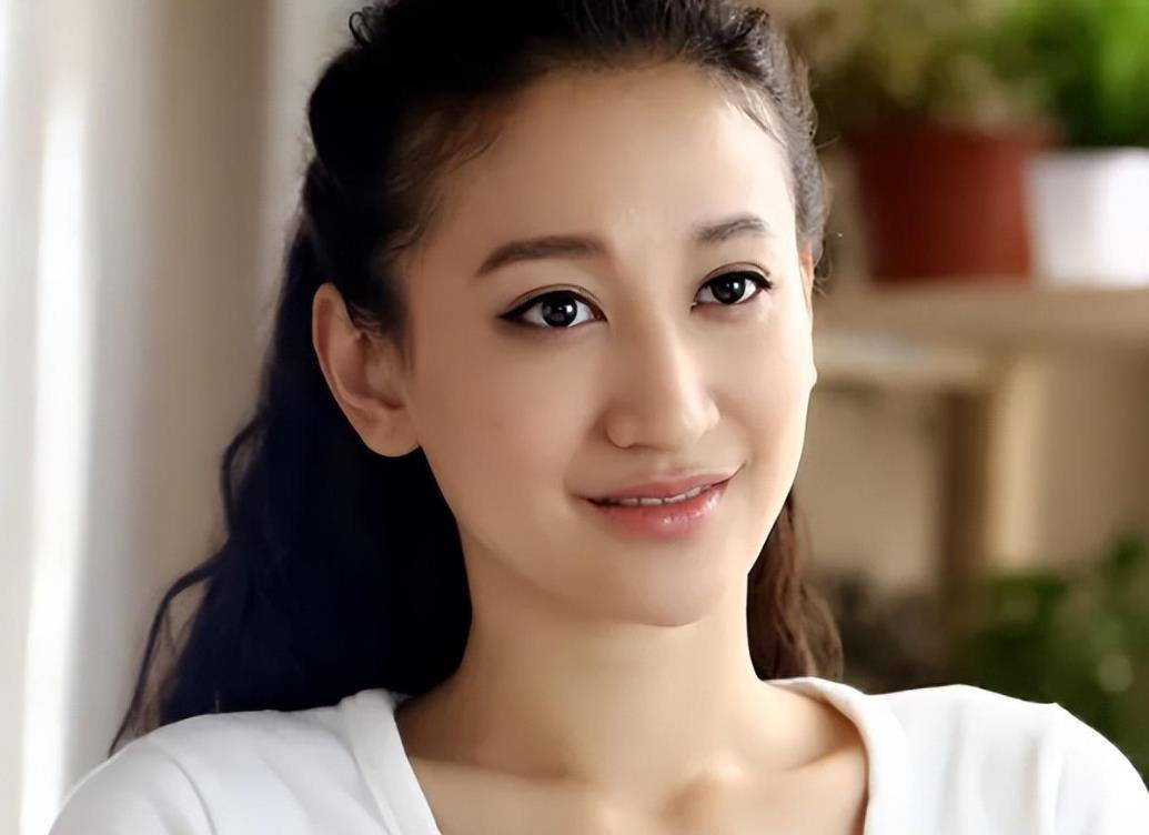 曾被赵宝刚力捧的曾泳醍,长着一张酷似李小冉的脸,出道12年不红_因为