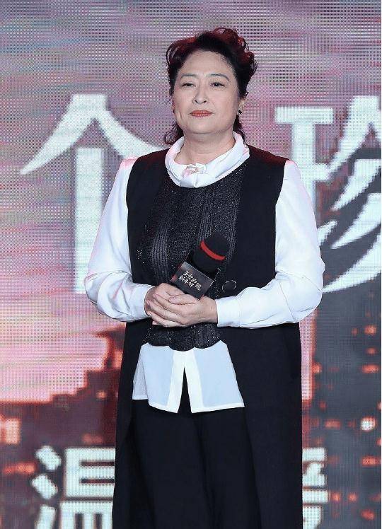 原创恶婆婆许娣生活中挺时尚白衬衫叠穿马甲看出气质有多贵气