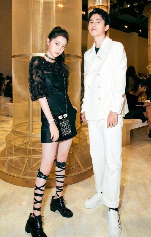 "电线袜"才是今年秀美腿的最佳单品,欧阳娜娜也在穿_香奈儿_黑色_服装