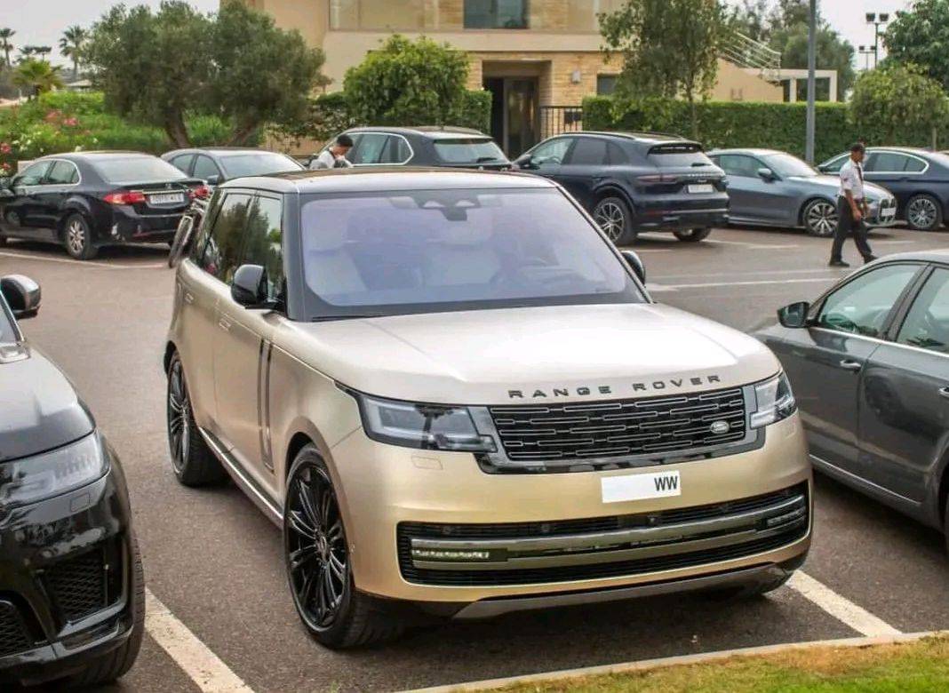 质感再次提升土豪金漆面四驱新版本路虎揽胜亮相街头