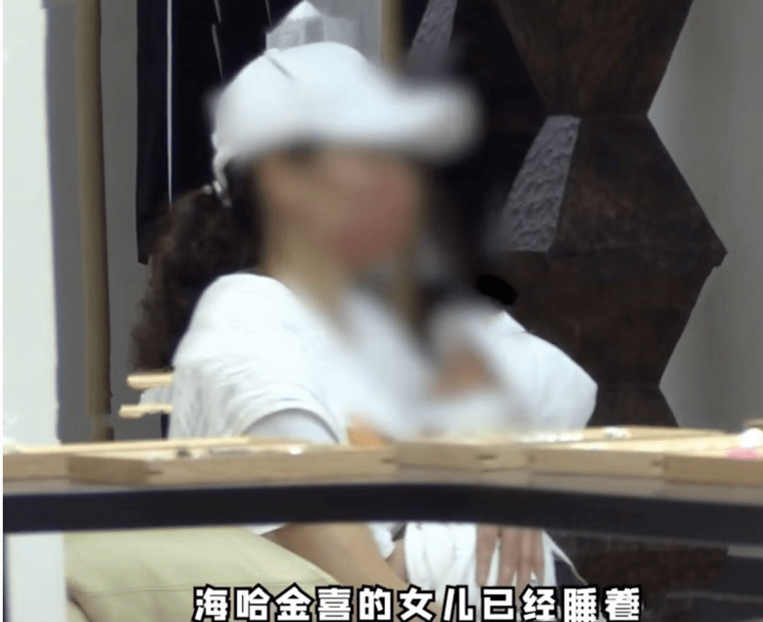 海哈金喜带娃陪继女买衣服,为李嫣挑选如生母