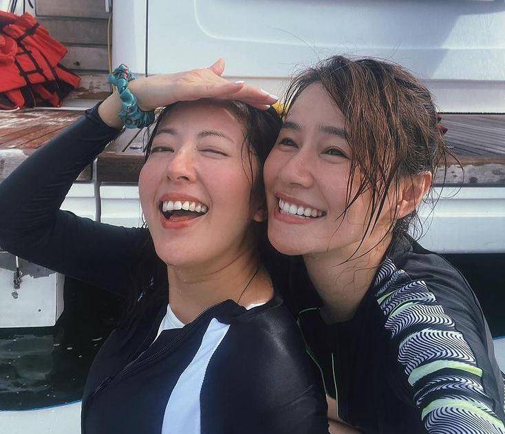 原创唐诗咏约黄翠如出海游玩姐妹顶着38度烈日在游艇上开心自拍