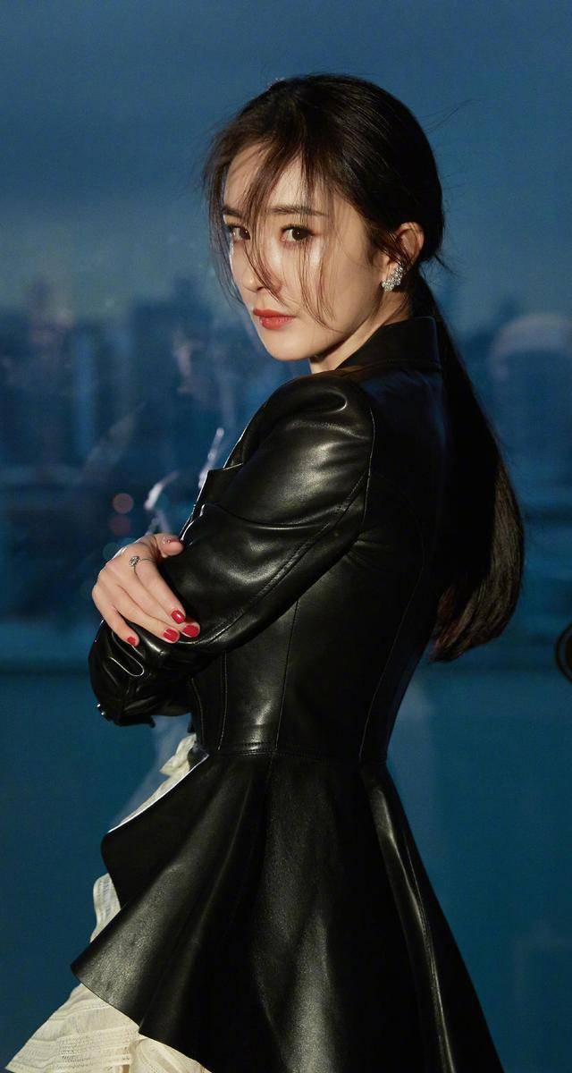 原创杨幂咋穿都美特工穿英气十足网友就是看着有点热