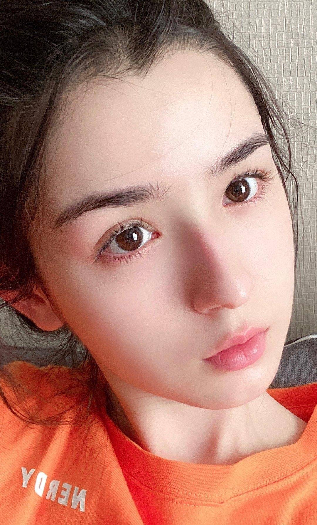柳叶眉,双眼皮,大眼睛,高挺的鼻梁,樱桃小嘴再配上可以掐出水的婴儿般