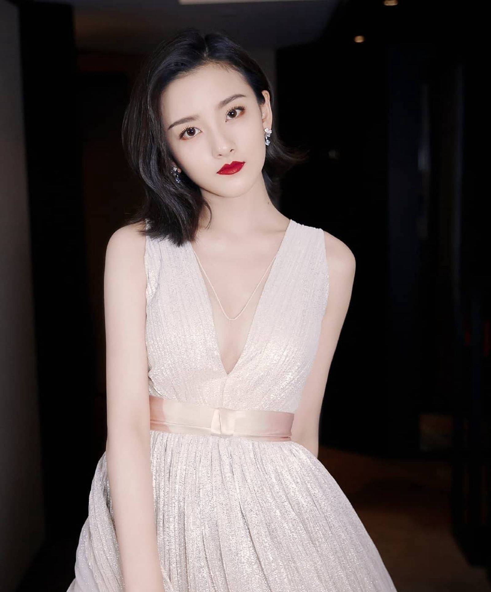 宋祖儿深v白色礼服性感烈焰红唇写真