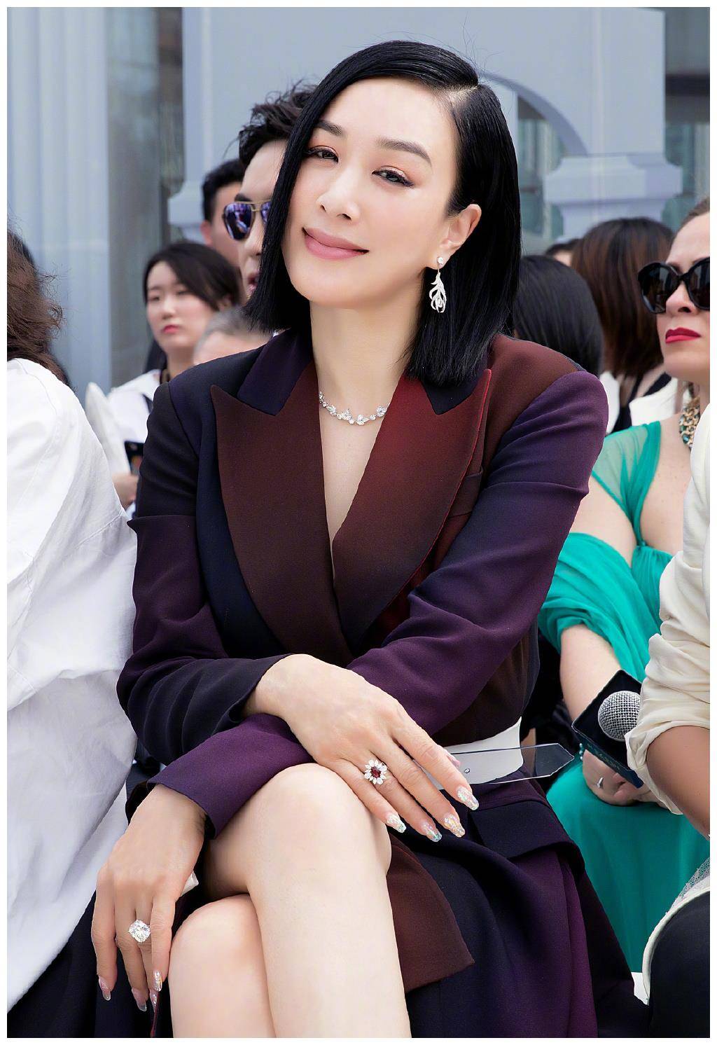 49岁钟丽缇剪锁骨发年轻貌美,穿搭更美_头发_颜色_魅力