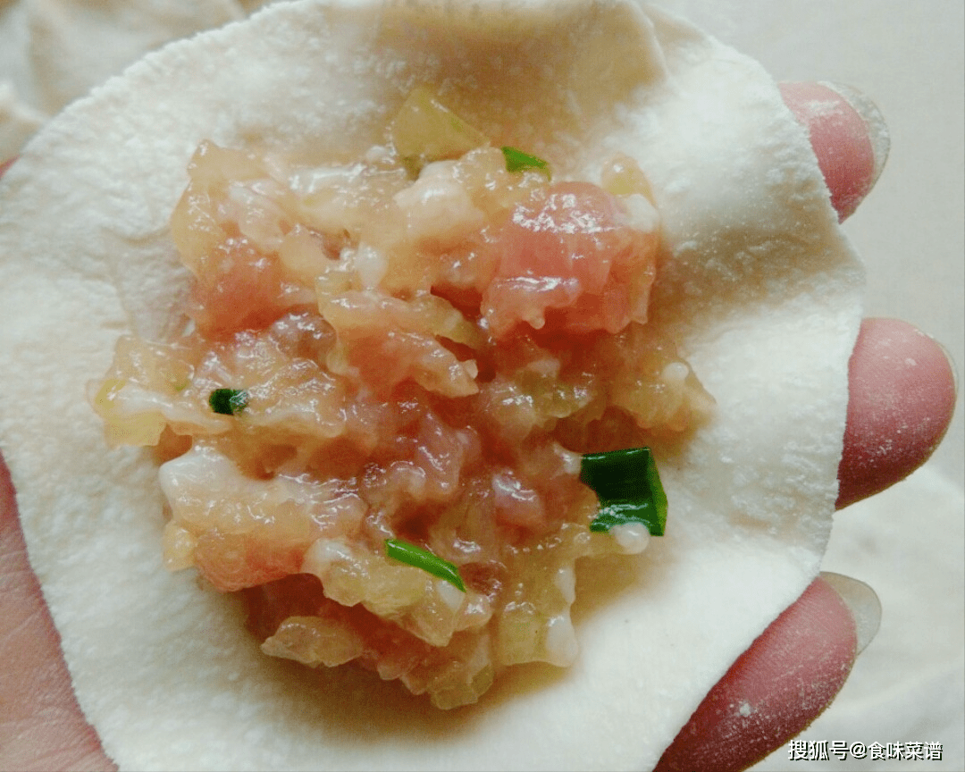 4,冬瓜作為夏季的常見蔬菜,很受大眾的歡迎,用它調成餃子餡,鮮嫩營養