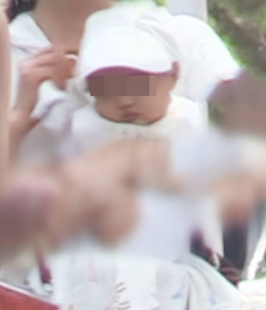 海哈金喜带娃陪继女买衣服,为李嫣挑选如生母