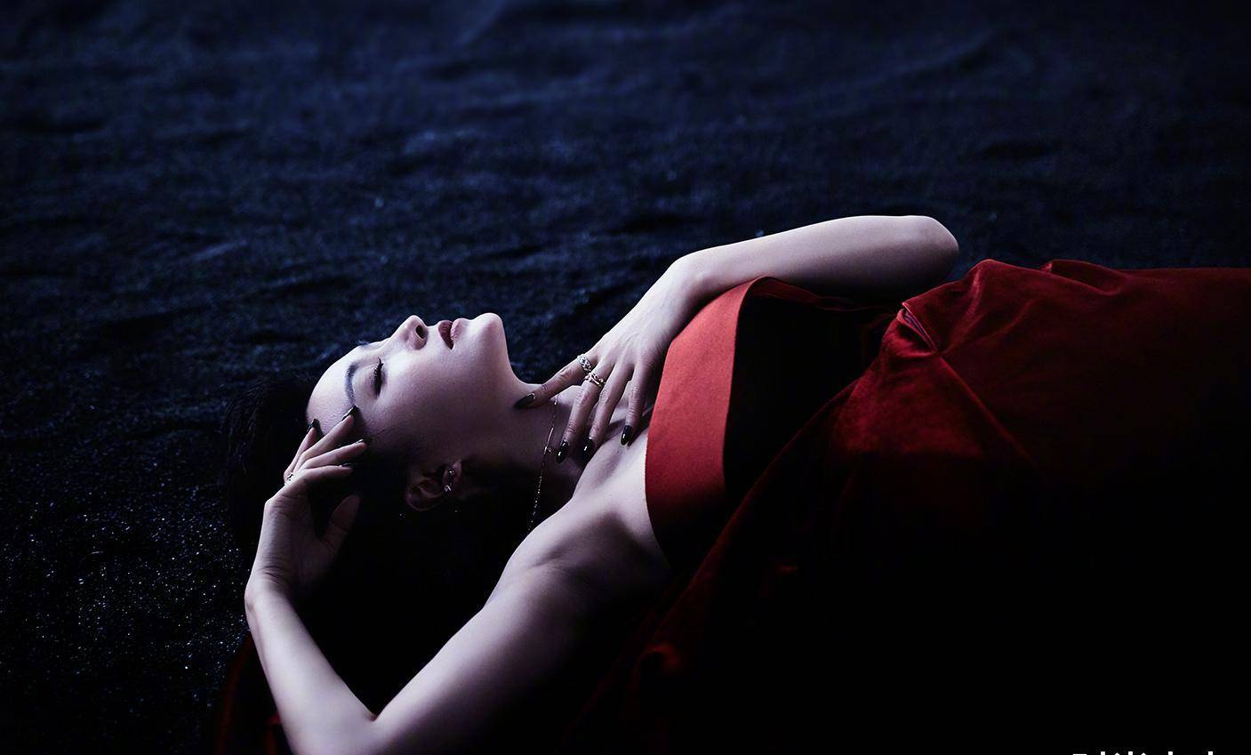 秦岚均驾轻就熟,而当秦岚轻轻地躺在海边时,更加显示出其唯美时尚的一