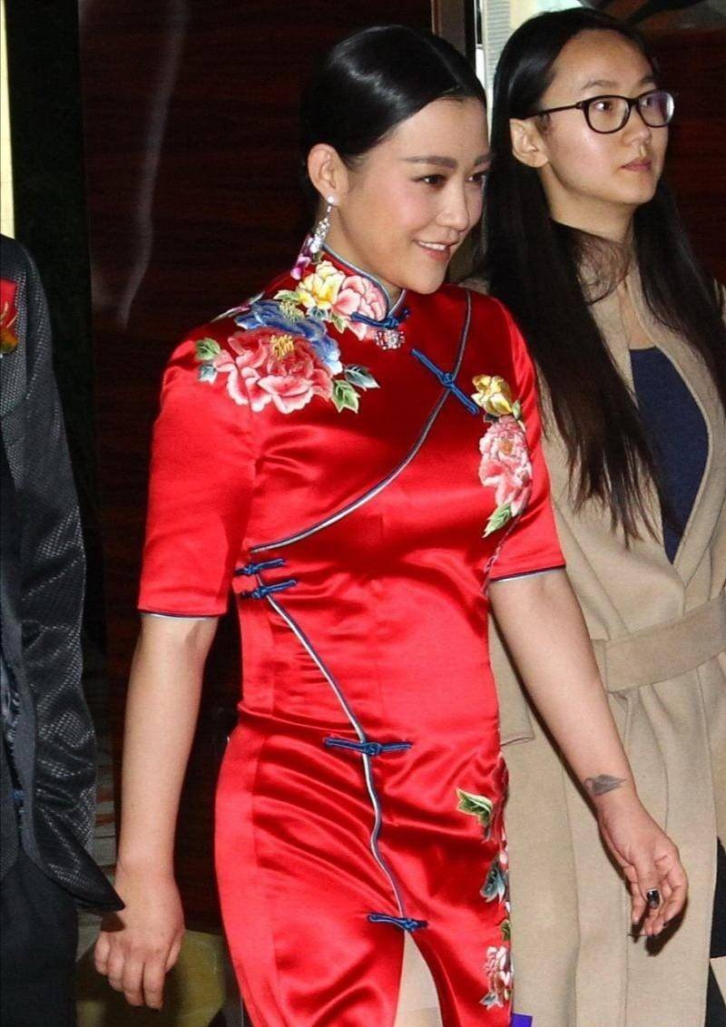 原创42岁郝蕾真富态大红旗袍填好满肉感身材依然凹凸有致