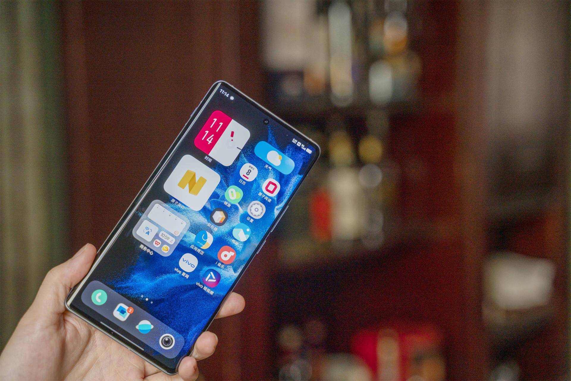 是目前行业分辨率规格最高的手机屏幕之一