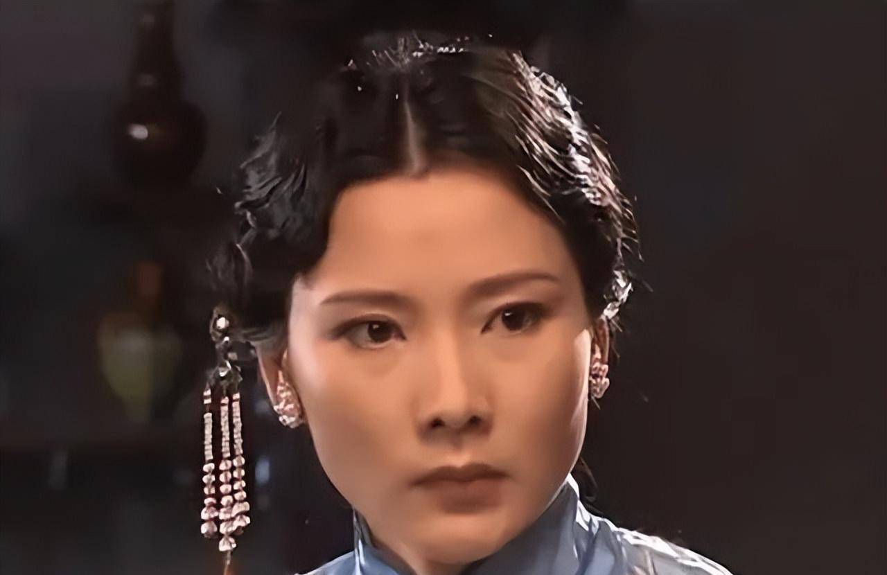 何赛飞也太调皮捣蛋了!拍婚纱照扮斗鸡眼,女神变"女神经"?