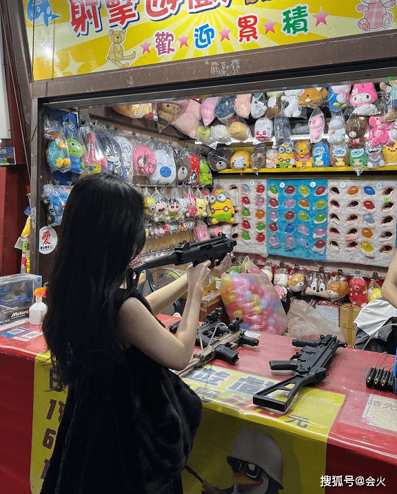 小S二女儿近照曝光!穿吊带烫大波浪不似15岁