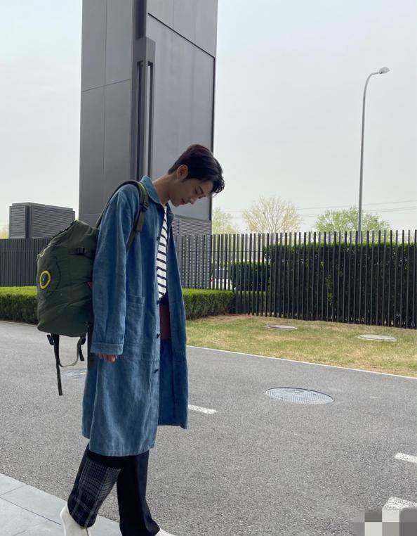 原创郭麒麟带着皮蛋上综艺穿千元卫衣拿麻袋一旁周杰黑几个度