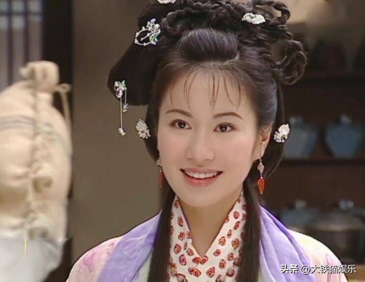 当时叶选刚24岁,已经以《西厢奇缘》 《稀世奇缘》坐稳了tvb花旦的