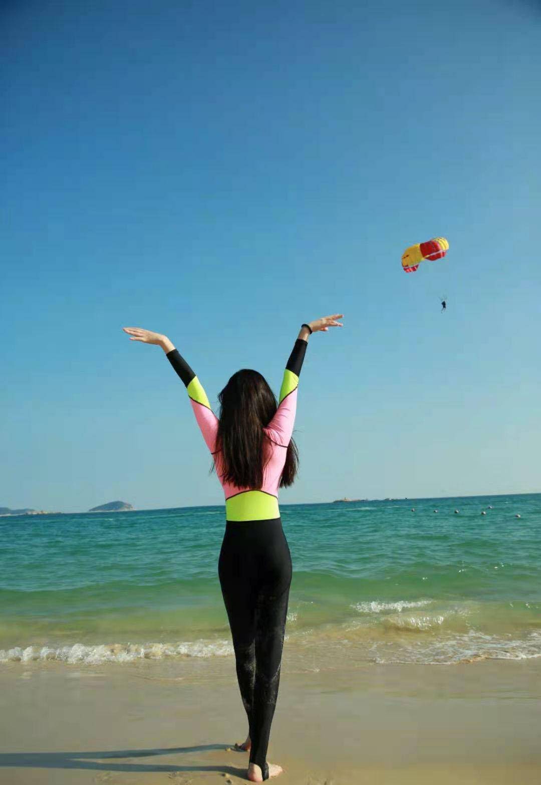 被誉为"最美经纪人"的张萌,身穿贴身泳衣,40岁却如少女般娇羞_大海