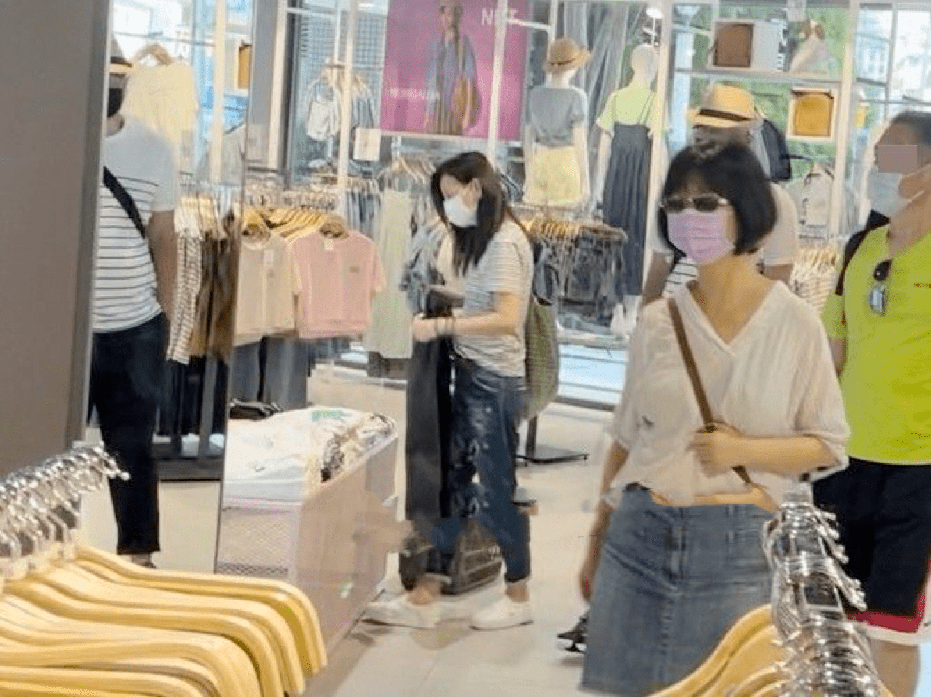 张庭一家四口返台探亲,带女儿刷黑卡买平价衣