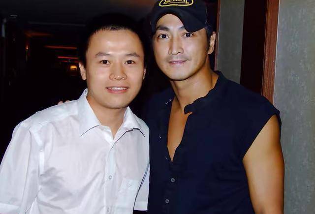 原创62岁何家劲疑结婚生子晒两个孩子照片秀幸福小姑娘长相太像他