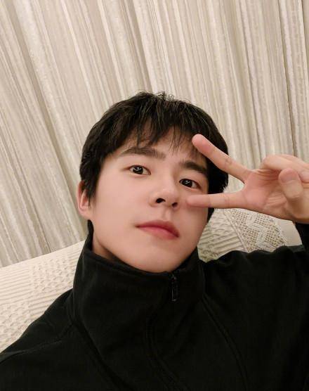 男星自拍图鉴:受挫的刘昊然,自信的黄晓明,开挂的胡歌